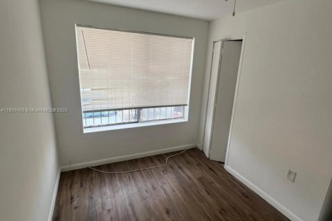 Apartamento en alquiler en Miami, Florida, 1 dormitorio, 346.62 m2 № 1954411 - foto 3