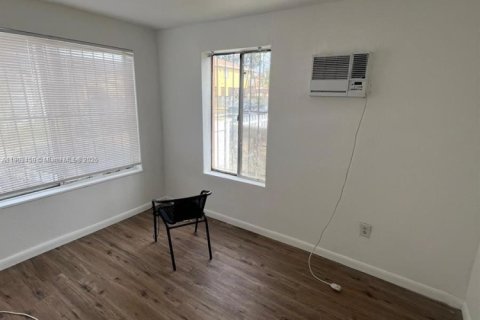 Apartamento en alquiler en Miami, Florida, 1 dormitorio, 346.62 m2 № 1954411 - foto 2