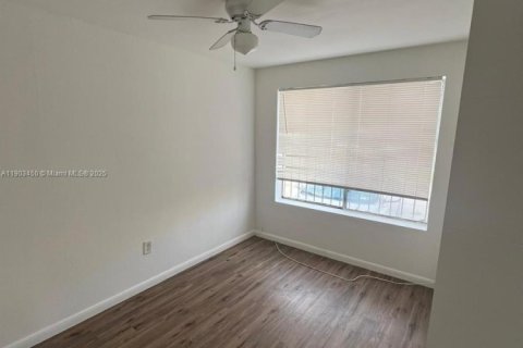Apartamento en alquiler en Miami, Florida, 1 dormitorio, 346.62 m2 № 1954411 - foto 4