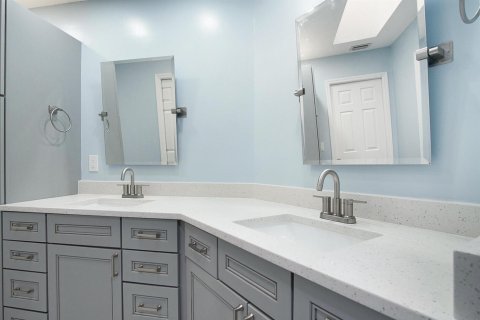 Condo in Stuart, Florida, 2 bedrooms № 2084167 - photo 9