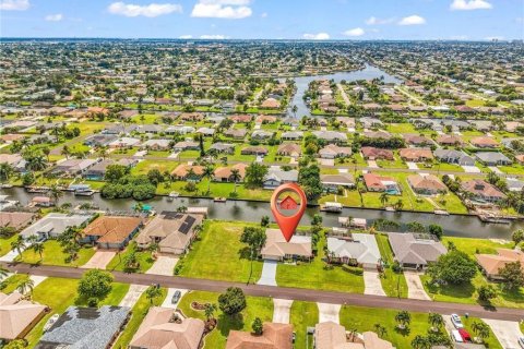 House in Cape Coral, Florida 3 bedrooms, 155.98 sq.m. № 2394452 - photo 2