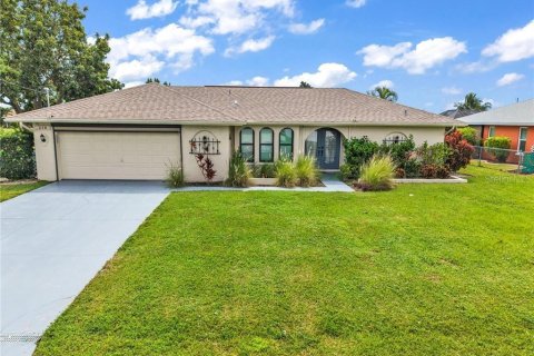House in Cape Coral, Florida 3 bedrooms, 155.98 sq.m. № 2394452