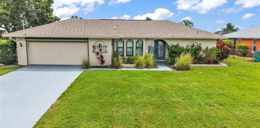 House in Cape Coral, Florida 3 bedrooms, 155.98 sq.m. № 2394452
