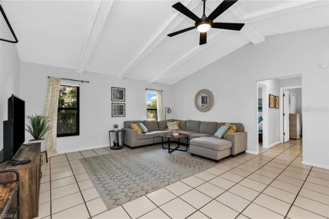 House in Cape Coral, Florida 3 bedrooms, 155.98 sq.m. № 2394452 - photo 14