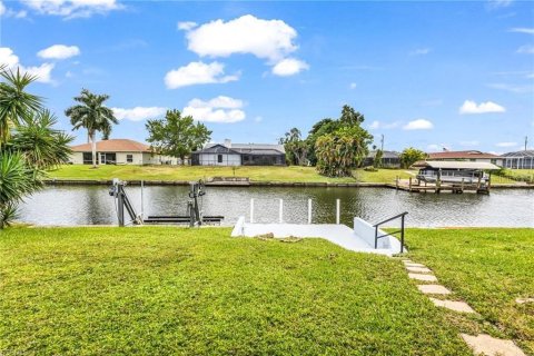 House in Cape Coral, Florida 3 bedrooms, 155.98 sq.m. № 2394452 - photo 29