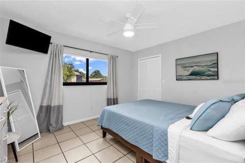 House in Cape Coral, Florida 3 bedrooms, 155.98 sq.m. № 2394452 - photo 19
