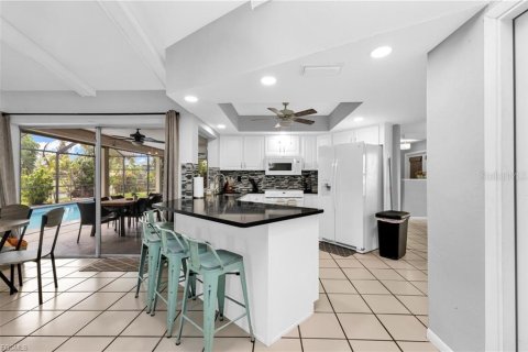 House in Cape Coral, Florida 3 bedrooms, 155.98 sq.m. № 2394452 - photo 7