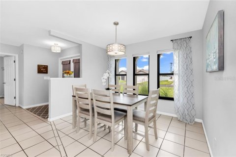 House in Cape Coral, Florida 3 bedrooms, 155.98 sq.m. № 2394452 - photo 6