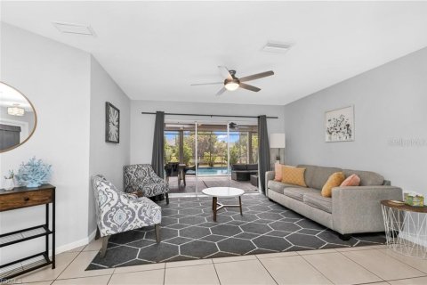 House in Cape Coral, Florida 3 bedrooms, 155.98 sq.m. № 2394452 - photo 4
