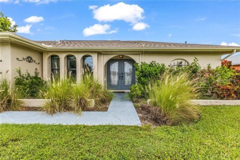 House in Cape Coral, Florida 3 bedrooms, 155.98 sq.m. № 2394452 - photo 3
