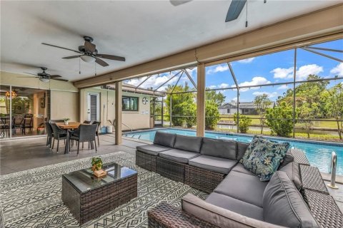 House in Cape Coral, Florida 3 bedrooms, 155.98 sq.m. № 2394452 - photo 26