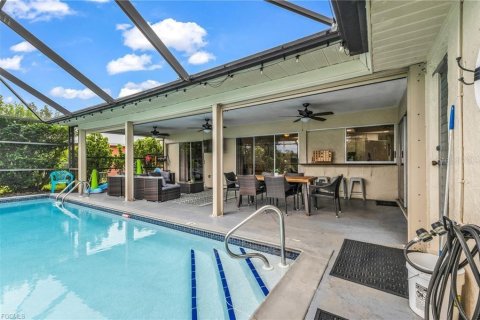 House in Cape Coral, Florida 3 bedrooms, 155.98 sq.m. № 2394452 - photo 25