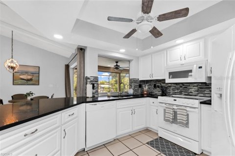 House in Cape Coral, Florida 3 bedrooms, 155.98 sq.m. № 2394452 - photo 8