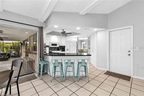 House in Cape Coral, Florida 3 bedrooms, 155.98 sq.m. № 2394452 - photo 10