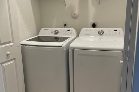 Touwnhouse à louer à Miami, Floride: 4 chambres, 178.37 m2 № 2051567 - photo 6