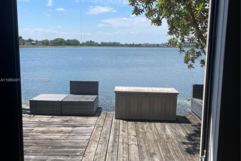 Touwnhouse à louer à Miami, Floride: 4 chambres, 178.37 m2 № 2051567 - photo 2