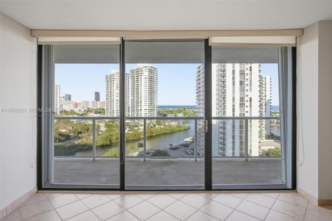 Condominio en venta en Aventura, Florida, 2 dormitorios, 101.45 m2 № 2008262 - foto 3