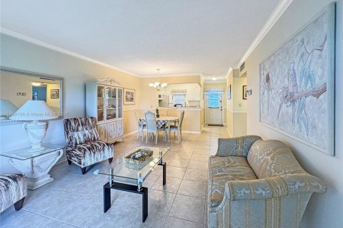 Снять в аренду кондоминиум в Лодердейл-Лейкс, Флорида 2 спальни, 87.7м2, № 1922885 - фото 3