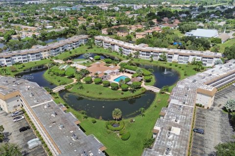 Снять в аренду кондоминиум в Лодердейл-Лейкс, Флорида 2 спальни, 87.7м2, № 1922885 - фото 27