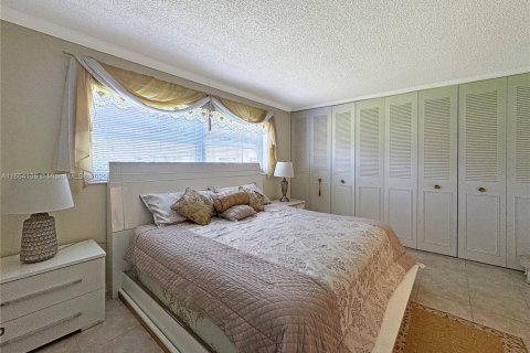 Снять в аренду кондоминиум в Лодердейл-Лейкс, Флорида 2 спальни, 87.7м2, № 1922885 - фото 13