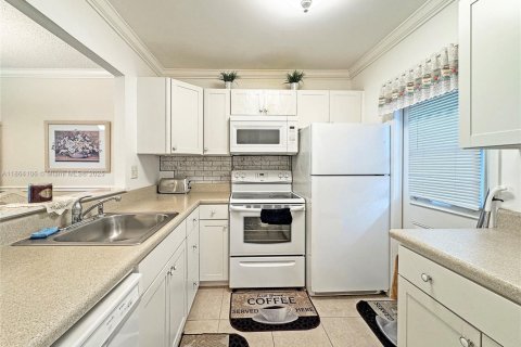 Снять в аренду кондоминиум в Лодердейл-Лейкс, Флорида 2 спальни, 87.7м2, № 1922885 - фото 10