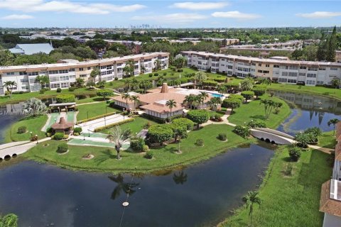 Снять в аренду кондоминиум в Лодердейл-Лейкс, Флорида 2 спальни, 87.7м2, № 1922885 - фото 26