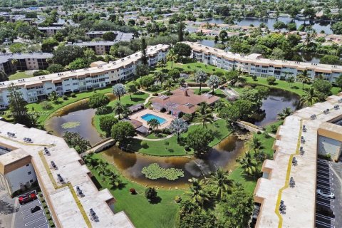 Снять в аренду кондоминиум в Лодердейл-Лейкс, Флорида 2 спальни, 87.7м2, № 1922885 - фото 25