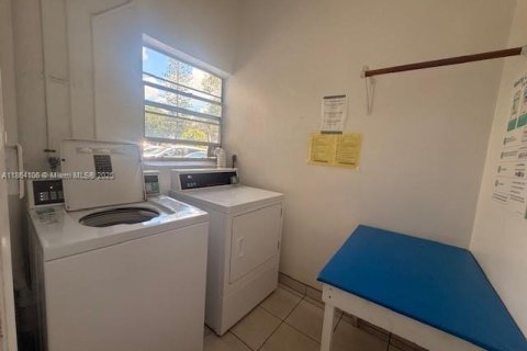 Снять в аренду кондоминиум в Лодердейл-Лейкс, Флорида 2 спальни, 87.7м2, № 1922885 - фото 23