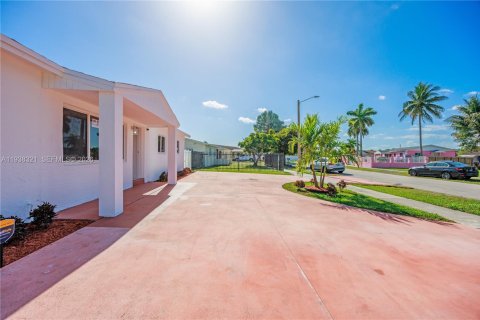 House in Miami, Florida 4 bedrooms, 111.48 sq.m. № 1996433 - photo 30