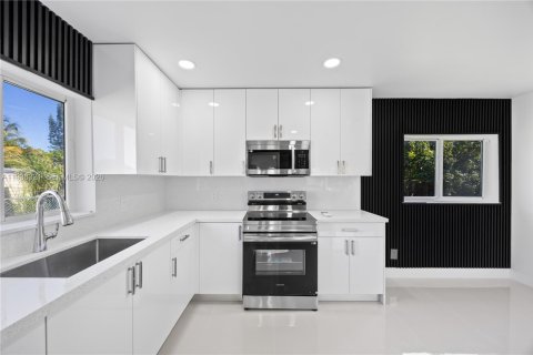 House in Miami, Florida 4 bedrooms, 111.48 sq.m. № 1996433 - photo 19