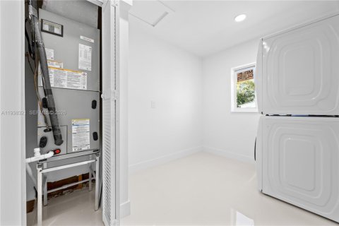 House in Miami, Florida 4 bedrooms, 111.48 sq.m. № 1996433 - photo 18