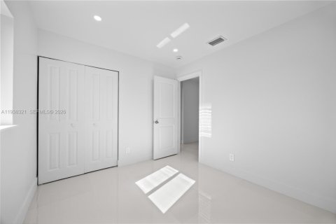 House in Miami, Florida 4 bedrooms, 111.48 sq.m. № 1996433 - photo 11