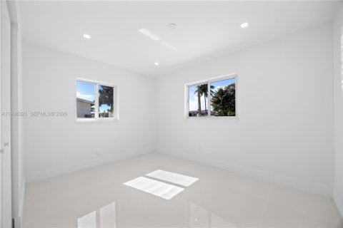 House in Miami, Florida 4 bedrooms, 111.48 sq.m. № 1996433 - photo 10