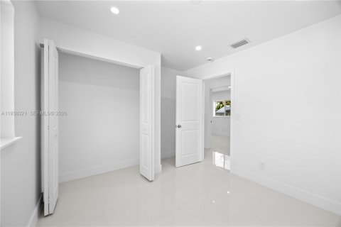 House in Miami, Florida 4 bedrooms, 111.48 sq.m. № 1996433 - photo 12