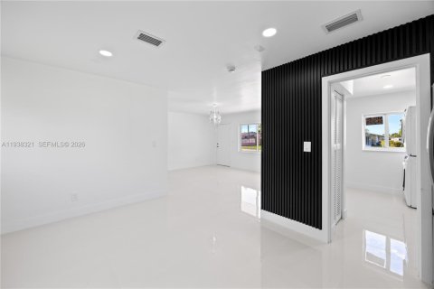 House in Miami, Florida 4 bedrooms, 111.48 sq.m. № 1996433 - photo 6