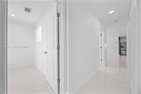 House in Miami, Florida 4 bedrooms, 111.48 sq.m. № 1996433 - photo 17