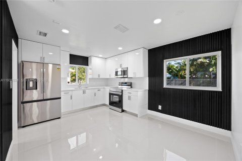 House in Miami, Florida 4 bedrooms, 111.48 sq.m. № 1996433 - photo 3