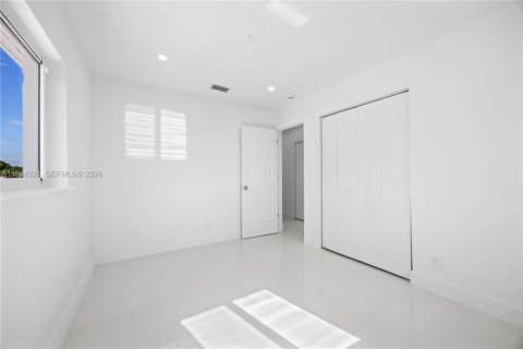 House in Miami, Florida 4 bedrooms, 111.48 sq.m. № 1996433 - photo 8