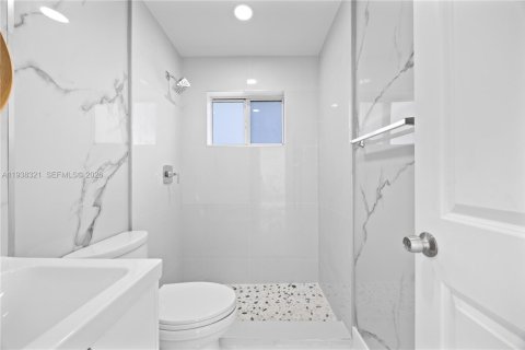 House in Miami, Florida 4 bedrooms, 111.48 sq.m. № 1996433 - photo 13
