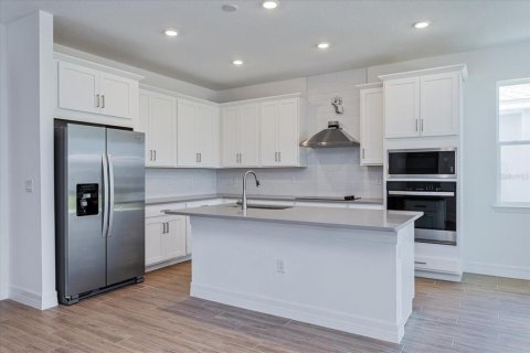 House in Winter Haven, Florida 4 bedrooms, 196.02 sq.m. № 1907147 - photo 4