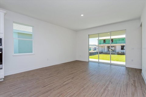 House in Winter Haven, Florida 4 bedrooms, 196.02 sq.m. № 1907147 - photo 7