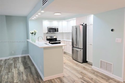 Studio in the Condo in Hillsboro Beach, Florida  № 2014083 - photo 5