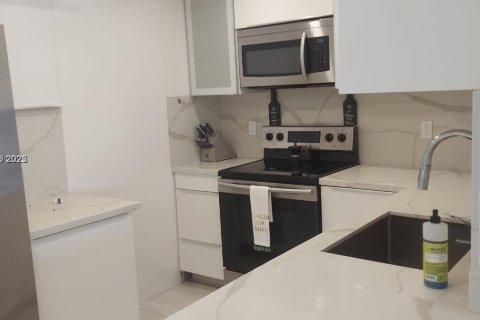 Copropriété à louer à Sunny Isles Beach, Floride: 2 chambres, 101.64 m2 № 1887662 - photo 10
