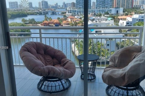 Copropriété à louer à Sunny Isles Beach, Floride: 2 chambres, 101.64 m2 № 1887662 - photo 2