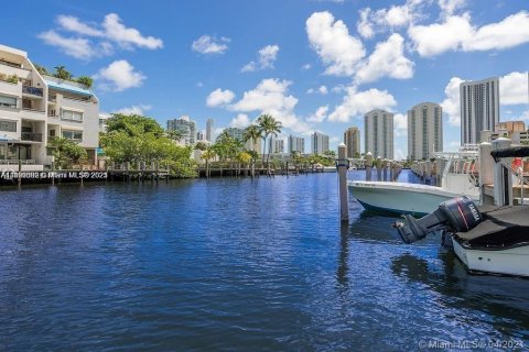 Copropriété à louer à Sunny Isles Beach, Floride: 2 chambres, 101.64 m2 № 1887662 - photo 22