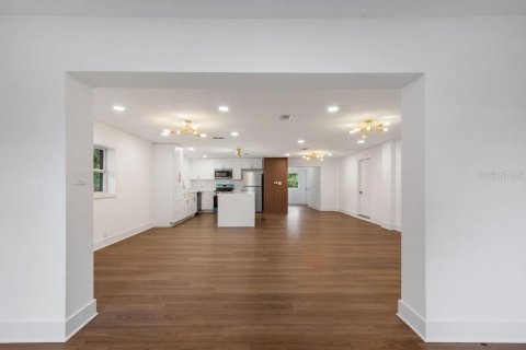 House in Orlando, Florida 5 bedrooms, 235.6 sq.m. № 2405779 - photo 6