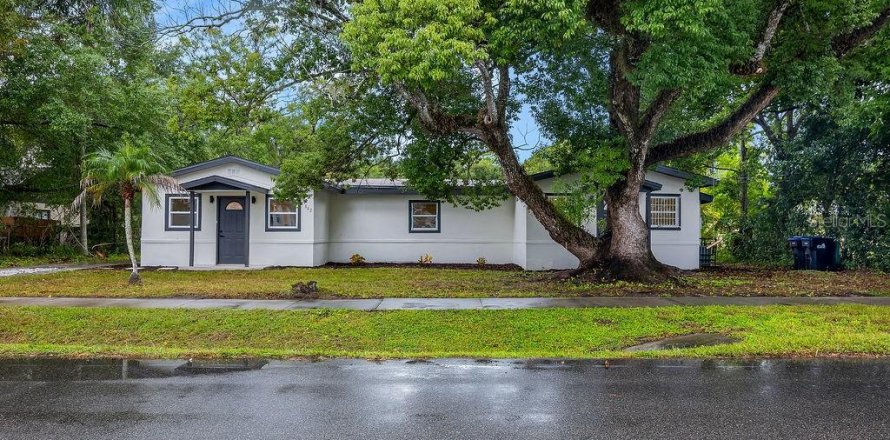 House in Orlando, Florida 5 bedrooms, 235.6 sq.m. № 2405779