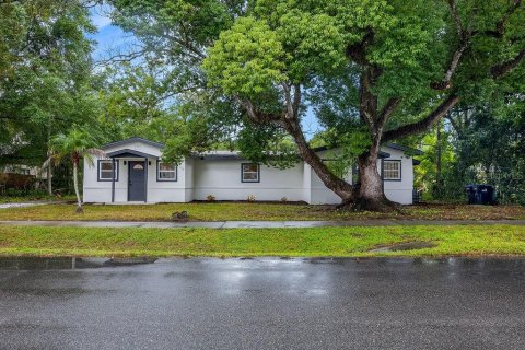 House in Orlando, Florida 5 bedrooms, 235.6 sq.m. № 2405779 - photo 4