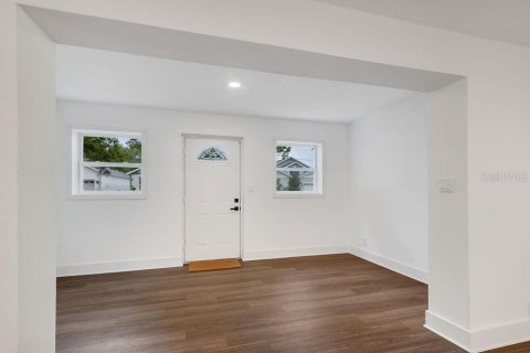 House in Orlando, Florida 5 bedrooms, 235.6 sq.m. № 2405779 - photo 5