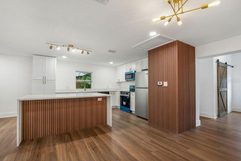 House in Orlando, Florida 5 bedrooms, 235.6 sq.m. № 2405779 - photo 7